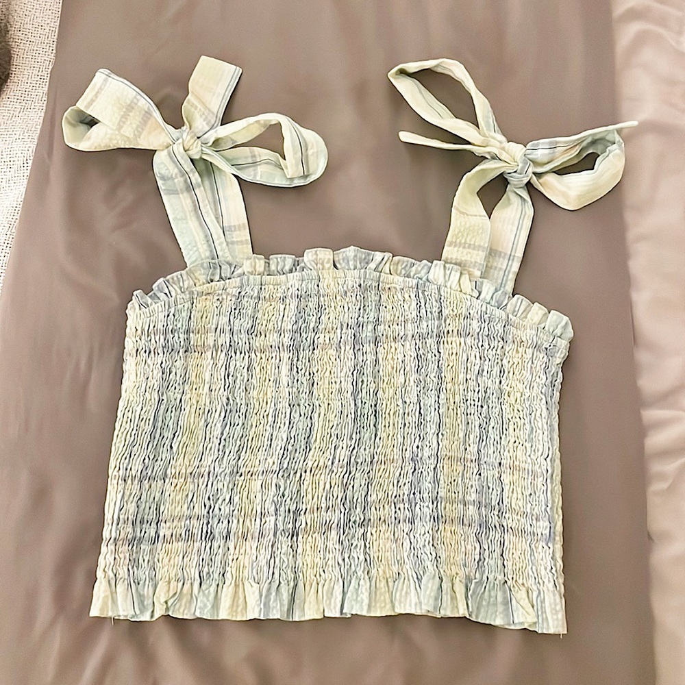 Cute cropped smocked tie shoulder top. Never worn.